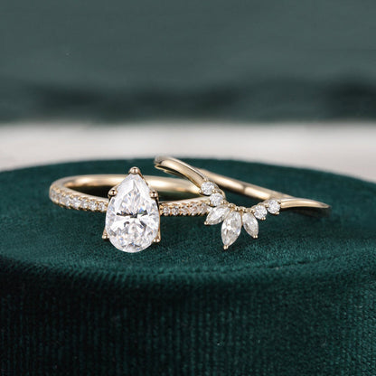 The Violet Set — Pear Lab Diamond Vintage Wedding Ring Set X