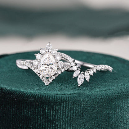 The Violet Set — Pear Lab Diamond Vintage Wedding Ring Set V